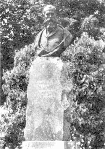 Poeto paminklas Župronyse (skulpt. V. Danenkovas, V. Petriajevas)