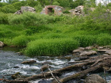 Остатки плотины водяной мельницы у д. Гиренай