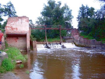 Река Писса, неработающий шлюз в д. Илюшино