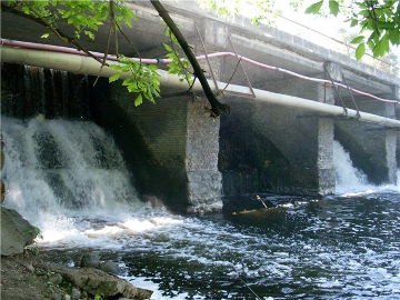 The river Voke. The dam at Grigiskes town